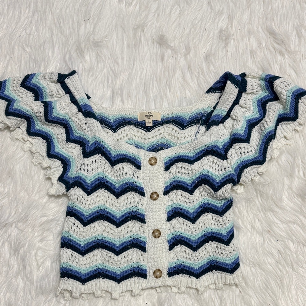 entro white knit crop top with navy and sky blue chevrons